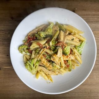 RIGATONI CHICKEN & BROCCOLI